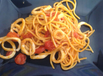 Tonnarelli con calamari, pomodorini freschi e basilico