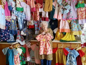 Lillian Weber: cucire abiti per solidarietà
