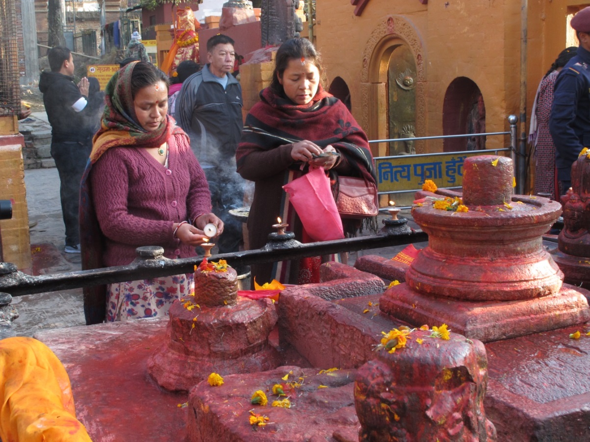 Nepal,Kathmandu Fedeli che portano le loro offerte