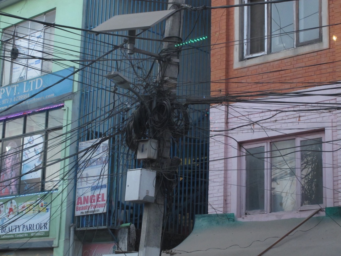 Nepal,Kathmandu Grovigli di cavi elettrici nella capitale
