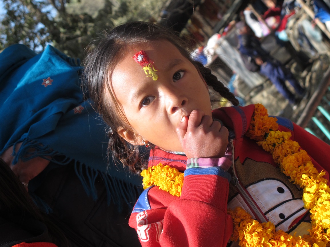 Nepal,Kathmandu Bimba con la tilaka il tipico segno sulla fronte che allontana gli spiriti maligni