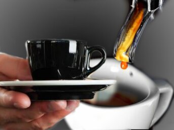 Un caffè sospeso, il calcolo sbagliato dell’economia