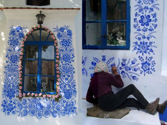 Artisti anziani Aneka Agnes Kaprkov mentre disegna fiori sulle pareti