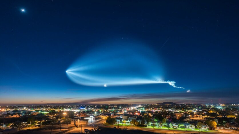 l’ultimo razzo di SpaceX che attraversa il cielo