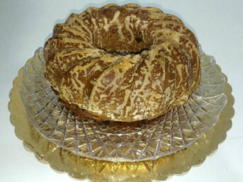 Ciambella integrale all'orzo e caffè solubile con con nocciole, cioccolato