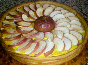 Crostata integrale senza zucchero con mele, limone e cannella