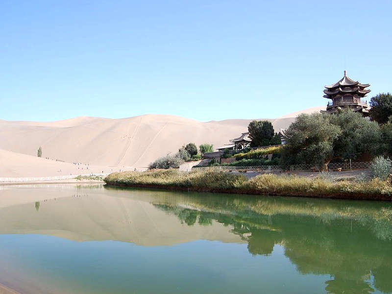 Un'oasi con il lago a forma di mezzaluna nel deserto del Gobi.