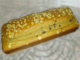 Plumcake proteico integrale all'acqua con gocce di cioccolato e mirtilli