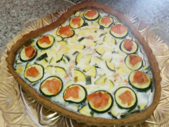 Quiche integrale con yogurt, zucchine e salmone