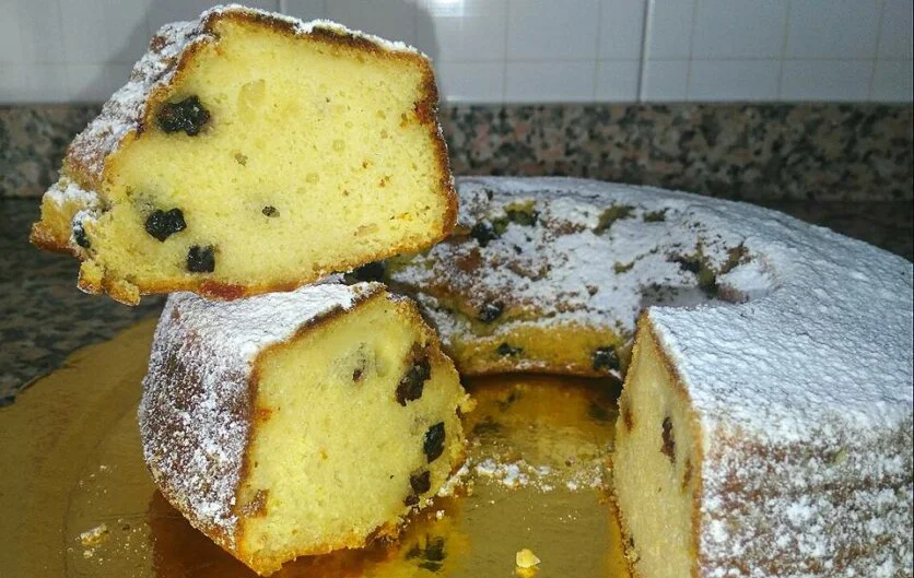 Ciambella con semola integrale, cocco, frutti di bosco e limone