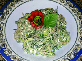 Spaghetti integrali con zucchine, ricotta e pesto