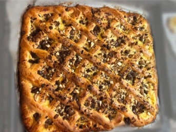 Crostata alla crema con mandorle e cioccolato