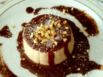 Mini semifreddi al cocco e biscotti con salsa di cioccolato