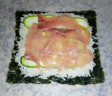 Sushi semplice con salmone e salsa di yogurt magro 1