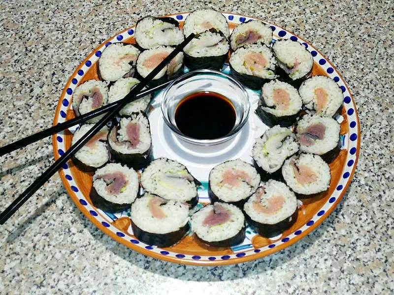 Sushi semplice con salmone e salsa di yogurt magro