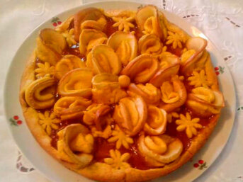 Torta di mele con confetture di albicocche