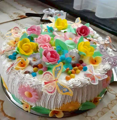 La ricetta della Torta gelato decorata con fiori di zucchero