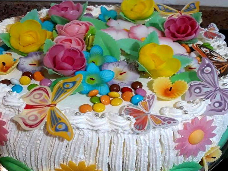 Torta gelato decorata con fiori di zucchero