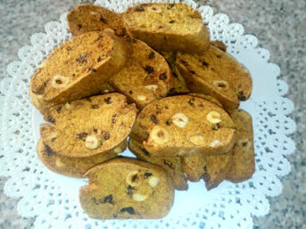 Cantucci al cioccolato integrali con nocciole e arancia 1