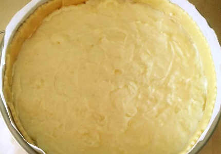 Preparazione della Crostata di pesche e crema pasticcera: aggiunta crema pasticciera