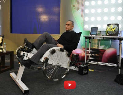 Il miliardario Manoj Bhargava e la bici che produce elettricità