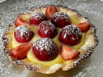 Tartellette di frolla con crema pasticcera e frutta fresca