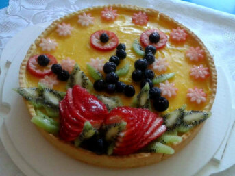 Crostata di frutta con crema pasticcera e fragole