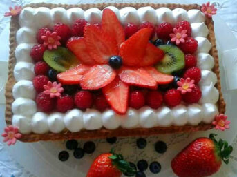 Crostata di frutta con crema pasticcera e meringa