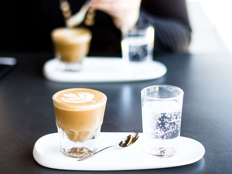 Il galateo del caffè al bar, come berlo e… dopo qual è la posizione del cucchiaio?