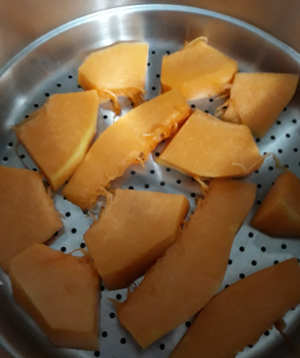 Zucca tagliata per Torta di zucca soffice con mandorle e amaretti