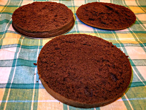 Preparazione della Torta al cioccolato senza burro con crema al mascarpone