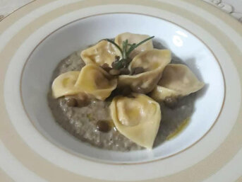 Cappelletti con ricotta e cotechino su vellutata di lenticchie