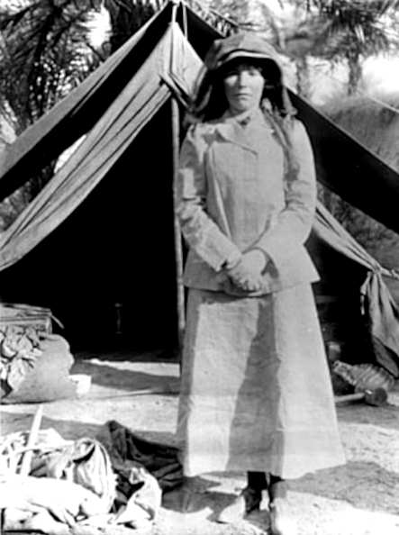 Foto di Gertrude Bell davanti alla sua tenda