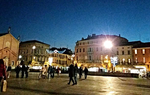 Reportage da Padova, la città del Santo, di sera