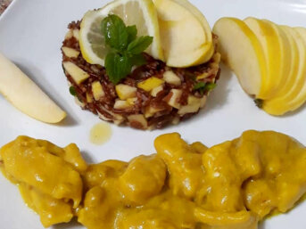 Riso rosso integrale in insalata con pollo al curry
