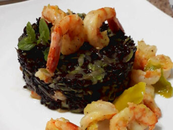 Riso venere con gamberi argentini e zucchine