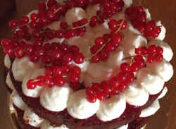 La Torta Red Velvet senza glutine con bagna ai lamponi e fragole