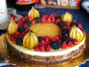Torta ai frutti di bosco con crema alla vaniglia e frutta secca