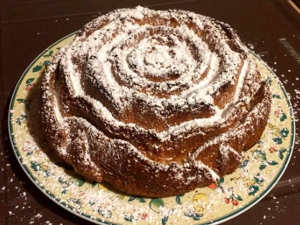 La Torta senza glutine con crema pasticcera a forma di ros