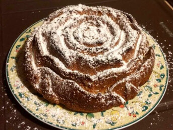 Torta senza glutine con crema pasticcera a forma di rosa