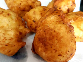 Zeppole di Natale calabresi ricetta con patate ed alici piccanti