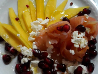 Antipasto veloce con salmone affumicato mango e melograno