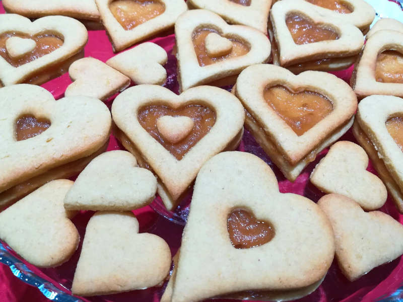 Biscotti di pasta frolla a forma di cuore per San Valentino
