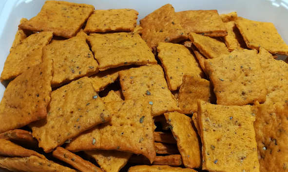 Preparzione Crackers ricetta al gusto pizza senza lievito