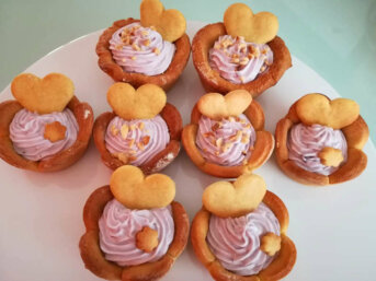 Tartellette dolci farcite con crema di ricotta e yogurt ai mirtilli