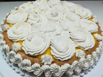 Torta furba con crema pasticcera e panna, una torta veloce senza burro