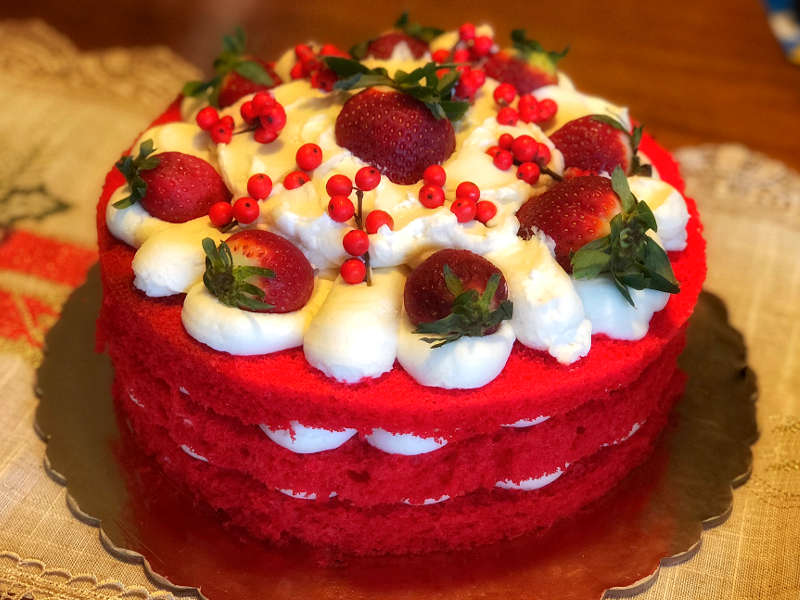 Torta red velvet una torta di compleanno con crema al mascarpone e ricotta