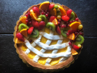 Crostata con crema pasticcera decorata alla frutta