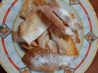 Chiacchiere di Carnevale ricetta facile e friabile al Vin Santo