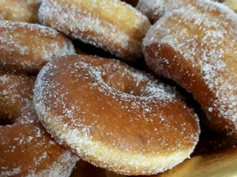 Ciambelle fritte con lievito di birra di Carnevale